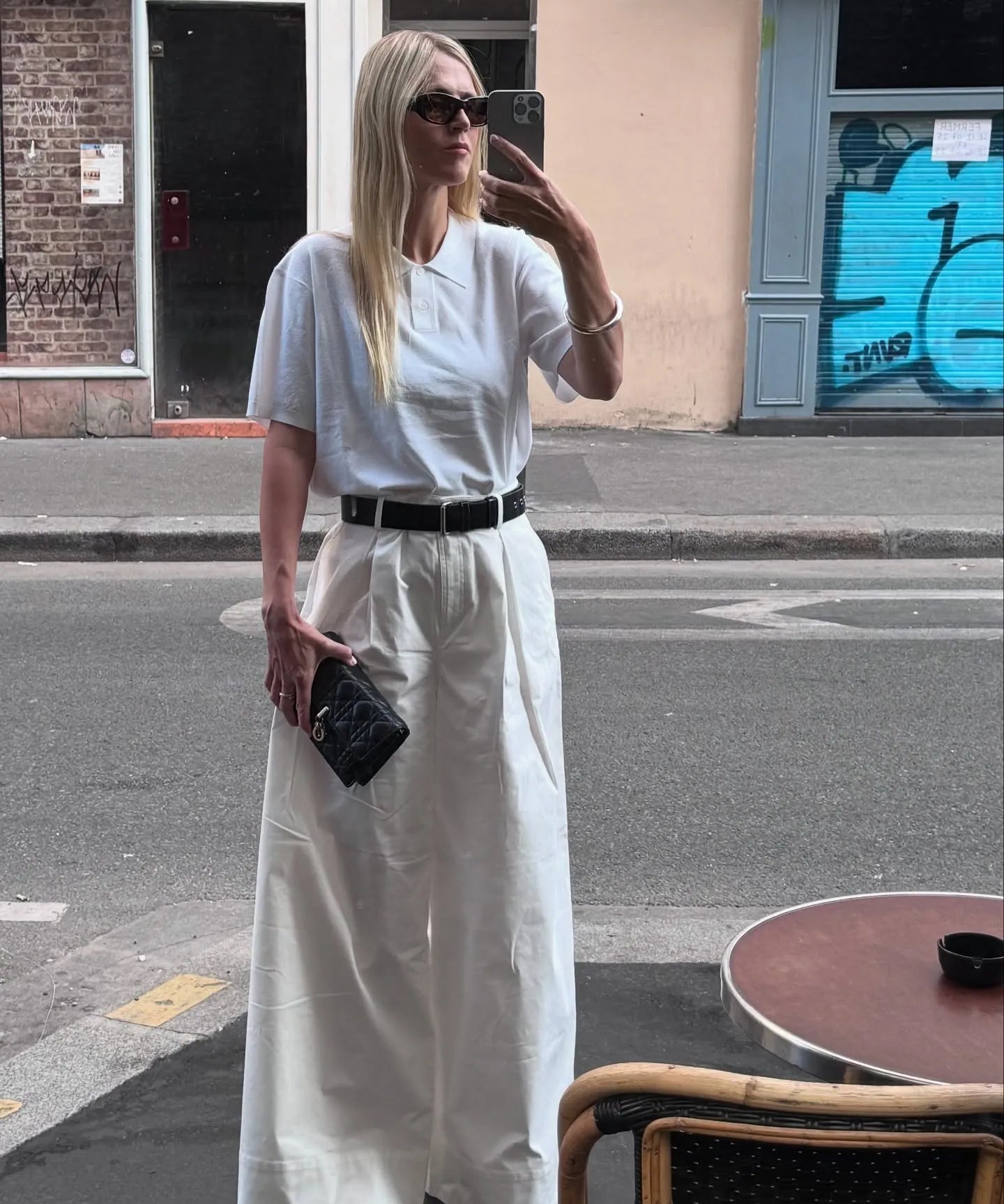 Effortless Summer Chic: Styling White Pants with Flip‑Flops