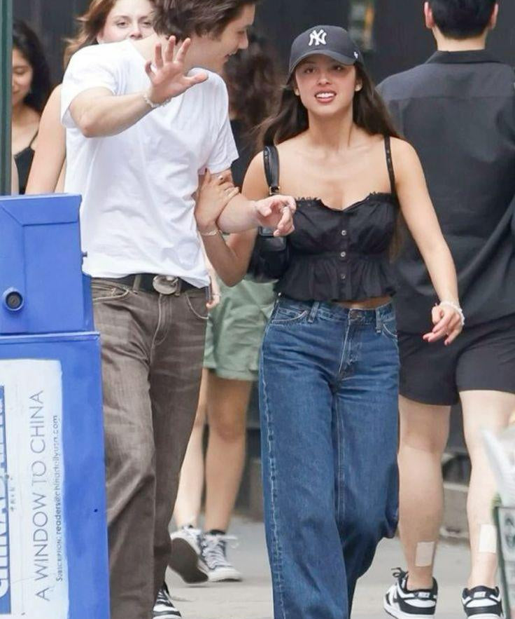 White Canvas Sneakers: Olivia Rodrigo’s Favorite 2025 Trend - Arrisco