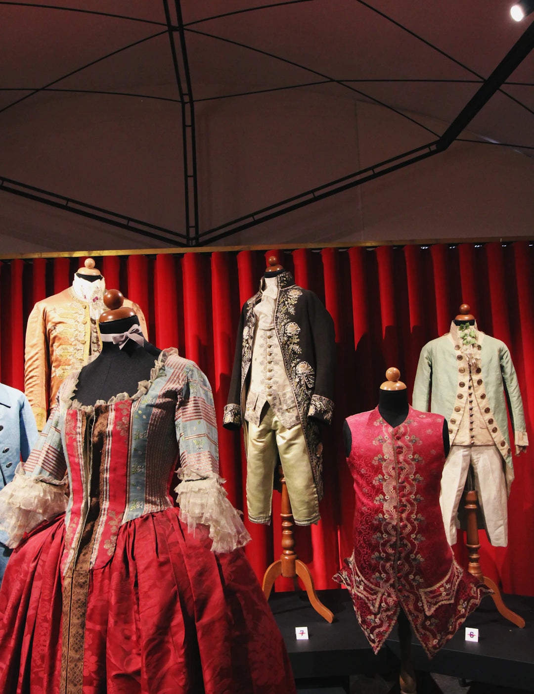 The Evolution of Fashion Trends A Historical Perspective